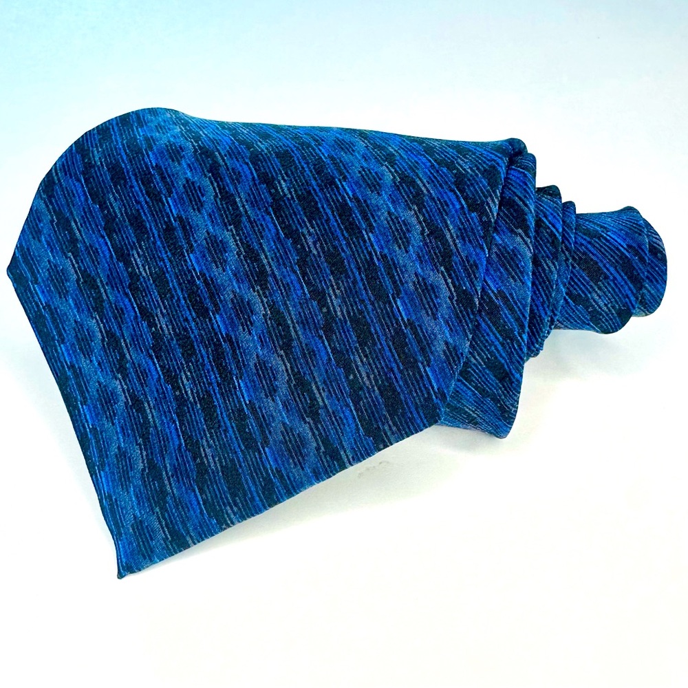 NWT Geoffrey Beene Blue Geometric Patterned Classic Tie 4”